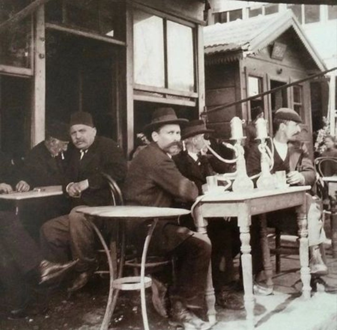 İstanbul'da bir kıraathane. 1900'lü yıların başında.