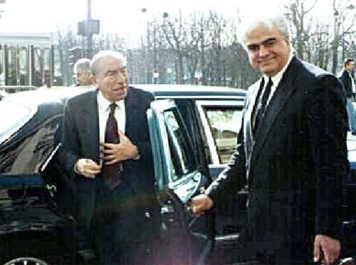Türkeş’i otelin kapısında Samson Özararat karşılar